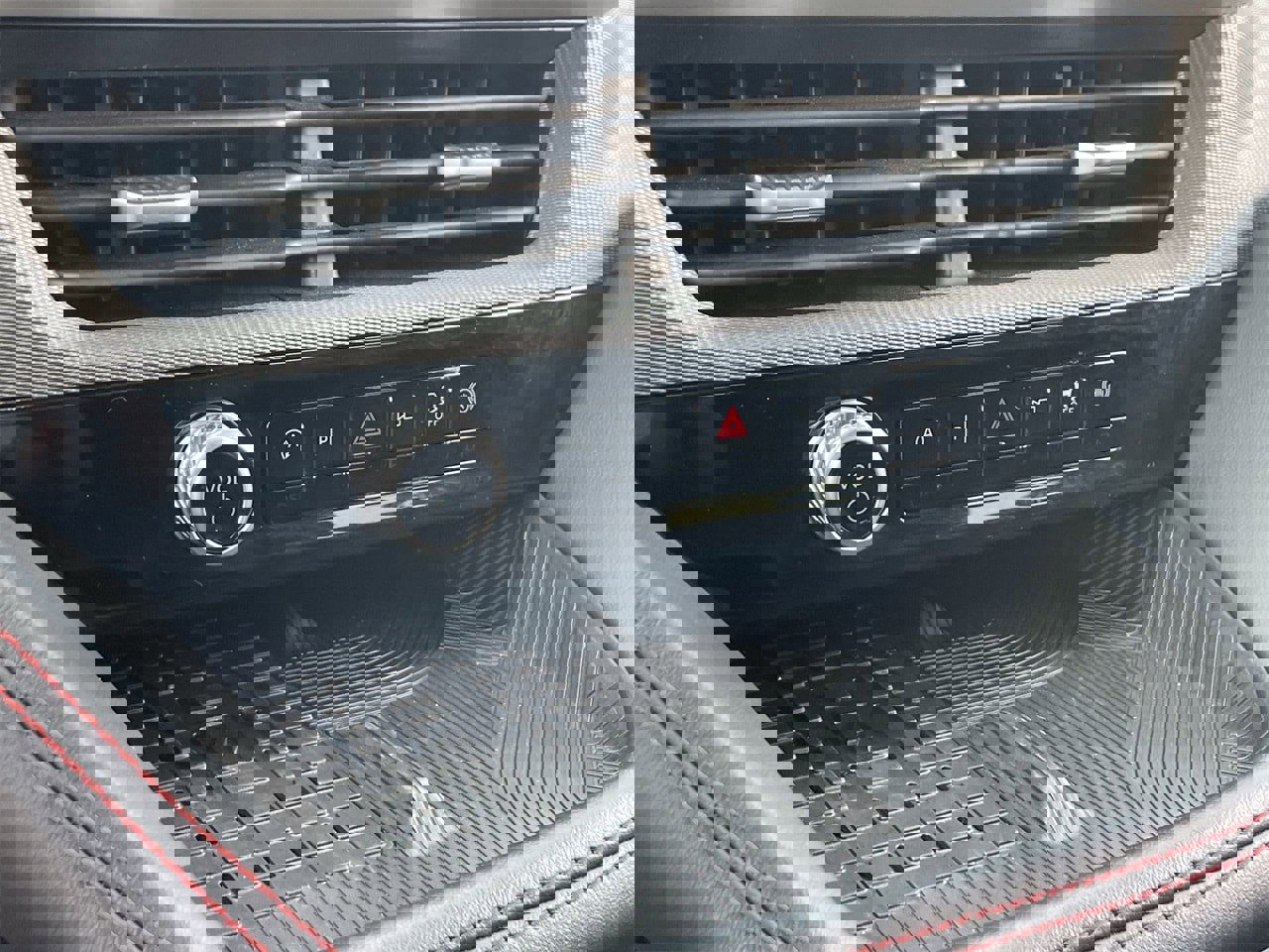 Used 2025 Ford Explorer ST-Line w/ Premium Package image 25