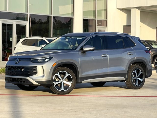 New 2025 Volkswagen Tiguan SE FWD image 1