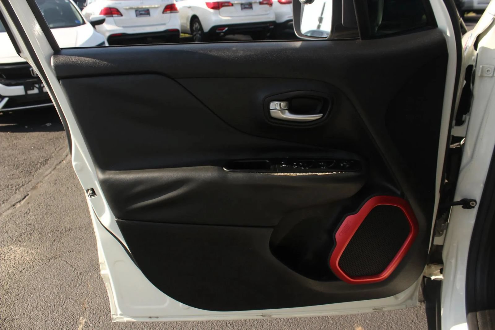 Used 2015 Jeep Renegade Trailhawk AWD/4WD image 13