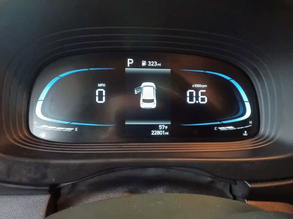 Used 2025 Hyundai Venue SEL FWD image 2