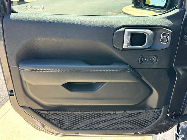 Used 2022 Jeep Wrangler Unlimited Sahara w/ LED Lighting Group AWD/4WD image 15