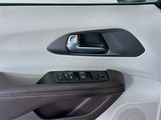 Used 2020 Chrysler Voyager LX image 17