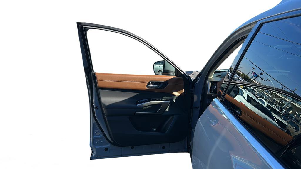 Used 2025 Nissan Pathfinder Platinum image 36