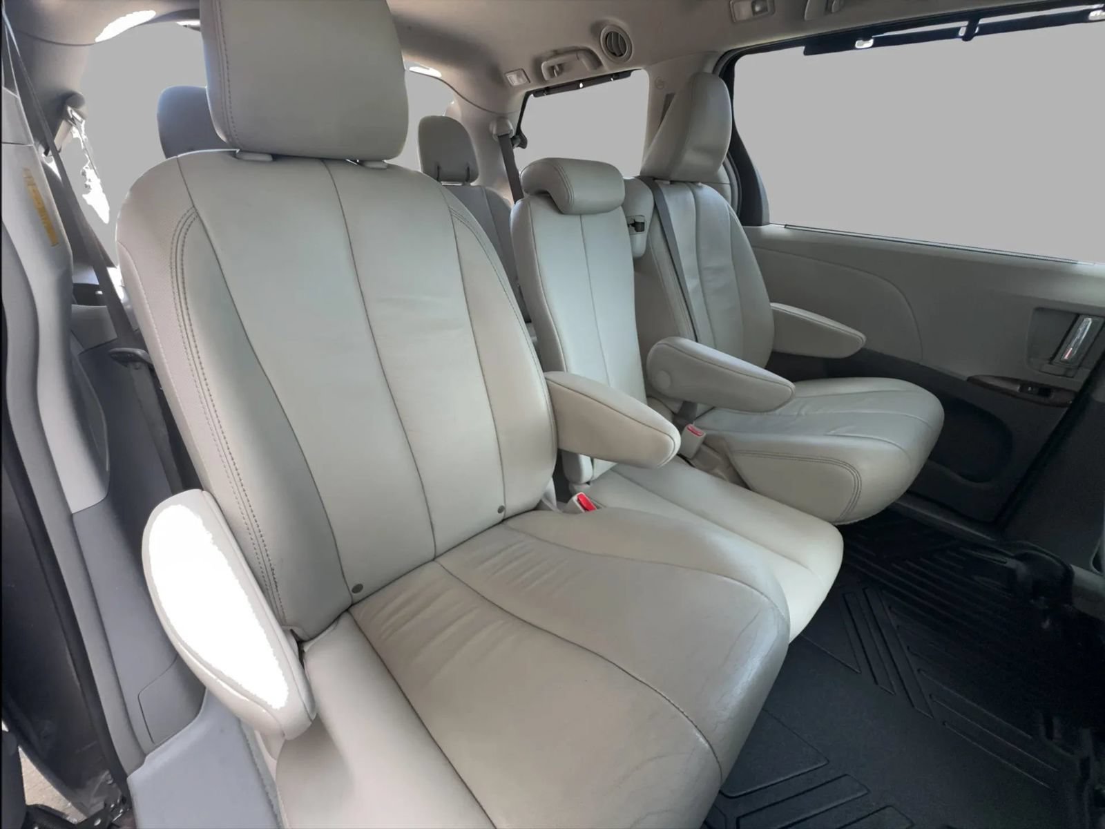 Used 2014 Toyota Sienna XLE FWD image 46