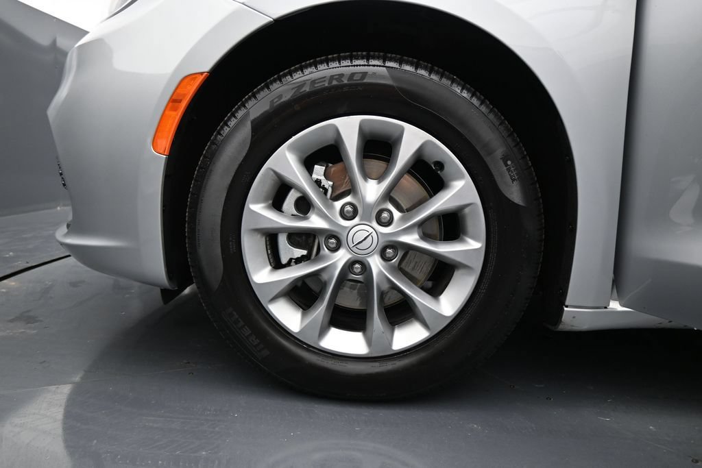 Used 2026 Chrysler Pacifica Limited FWD image 31