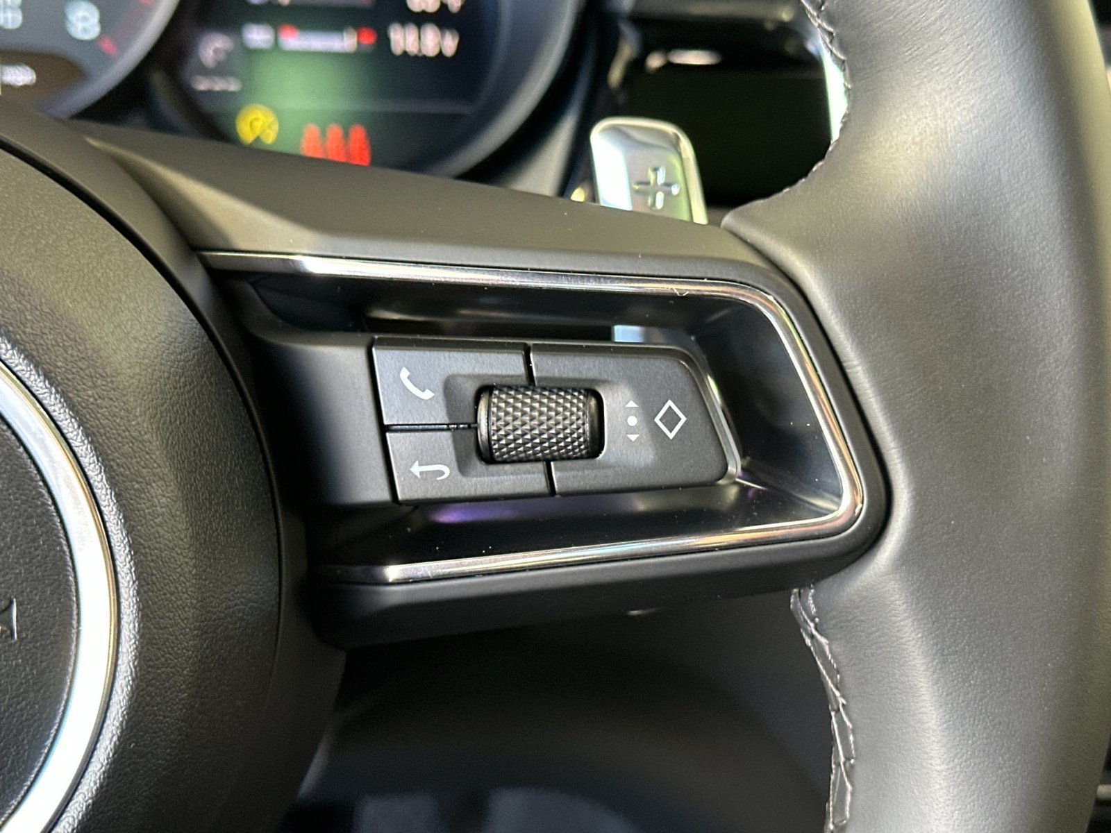 Certified 2026 Porsche Macan AWD/4WD image 28