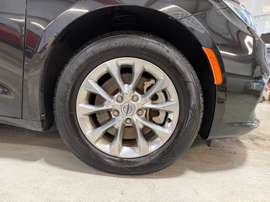 Used 2023 Chrysler Pacifica Touring-L AWD/4WD image 37
