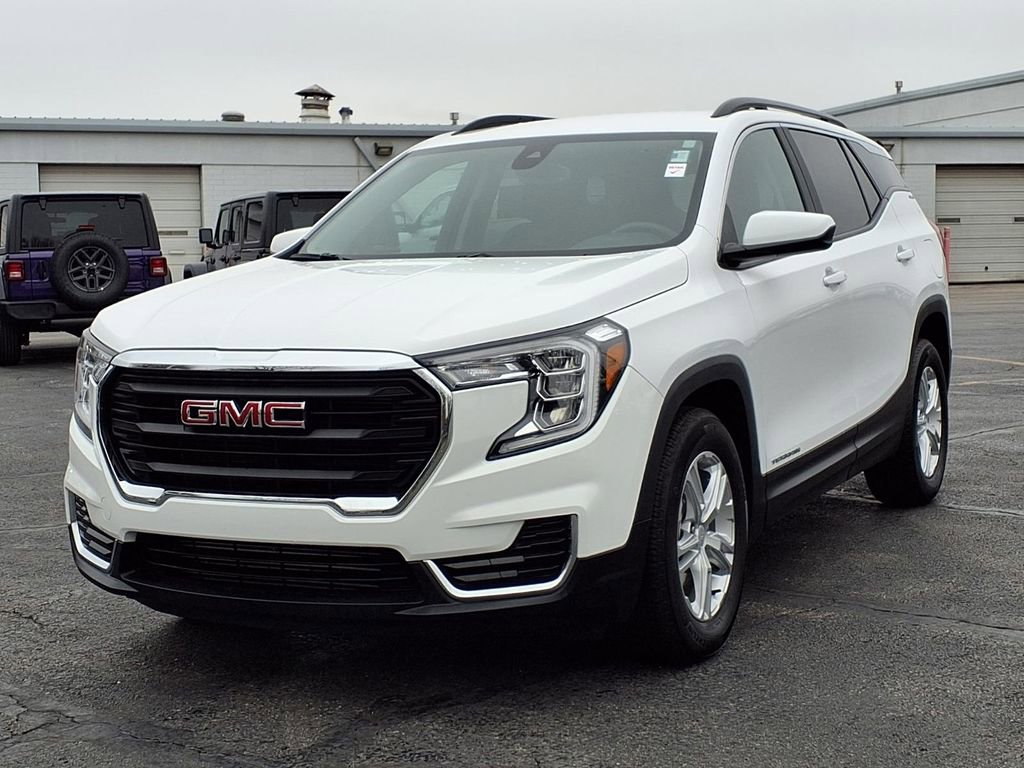 Used 2023 GMC Terrain SLE w/ Driver Convenience Package image 2