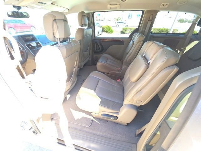 Used 2011 Chrysler Town & Country Limited image 22