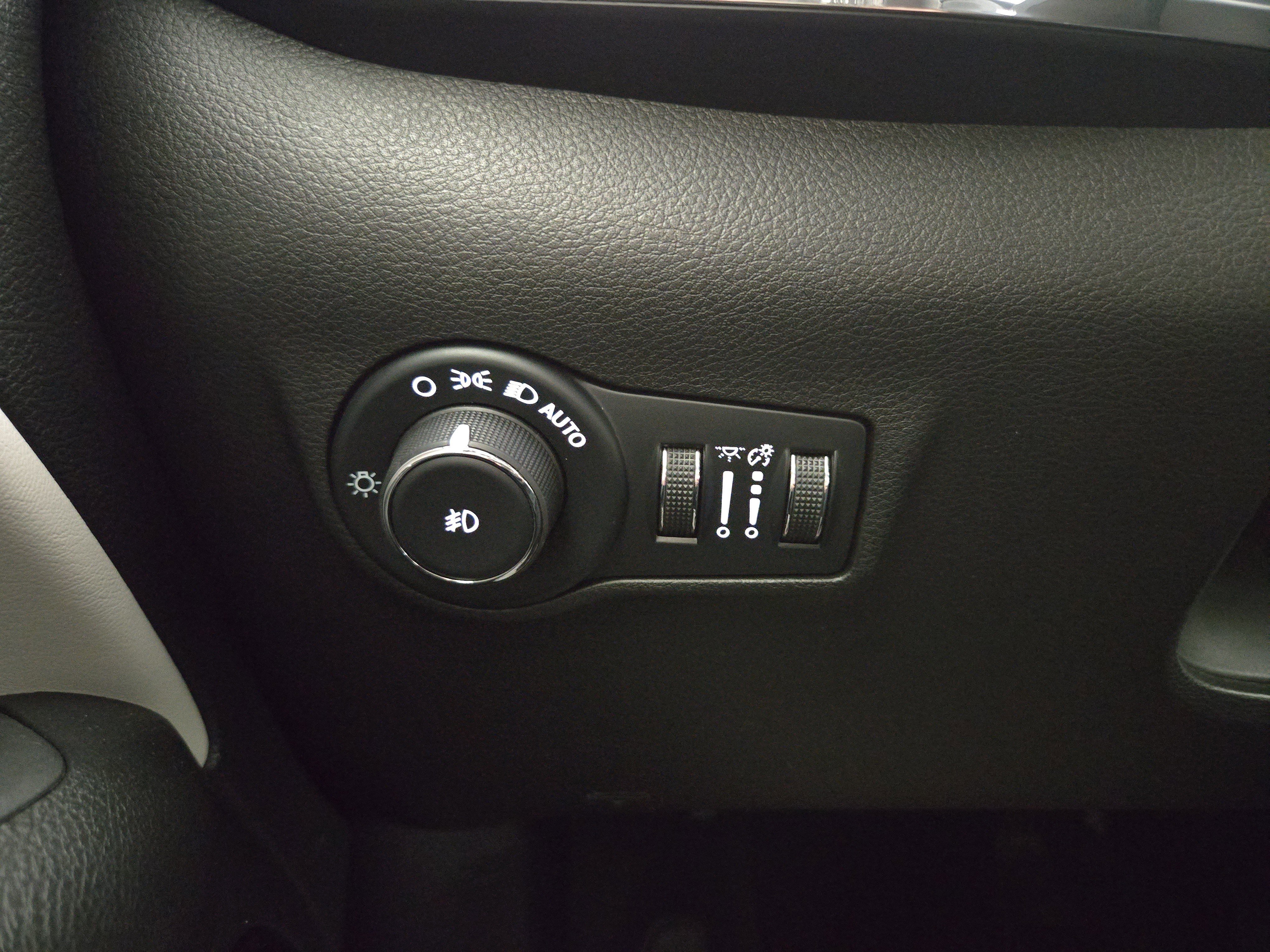 Used 2023 Jeep Compass Limited image 28