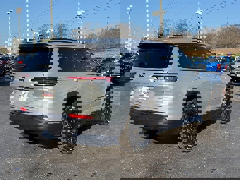 Used 2024 Jeep Grand Cherokee L Laredo AWD/4WD image 3