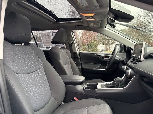 Used 2021 Toyota RAV4 XLE w/ Convenience Package AWD/4WD image 9