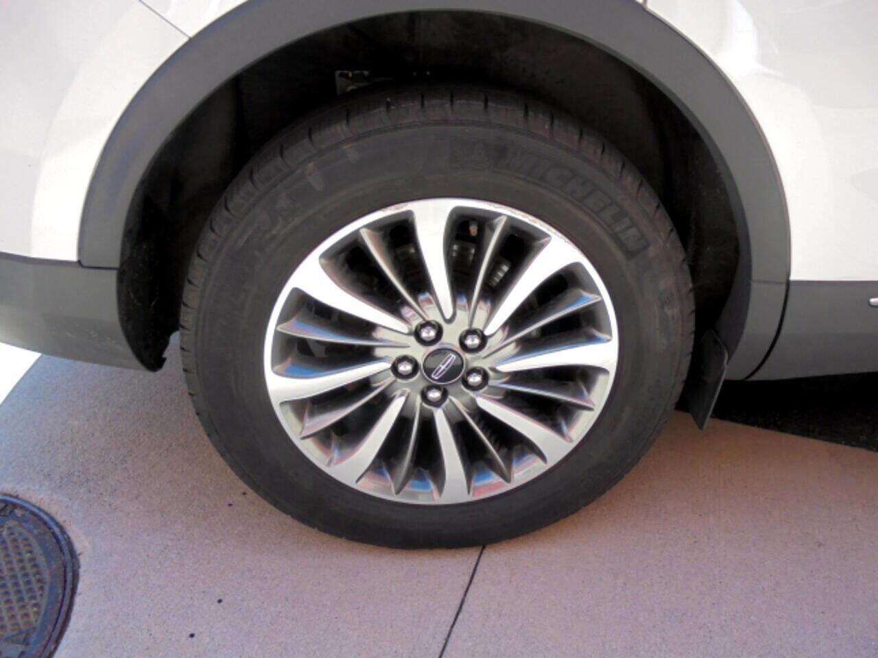 Used 2019 Lincoln Nautilus Select image 23