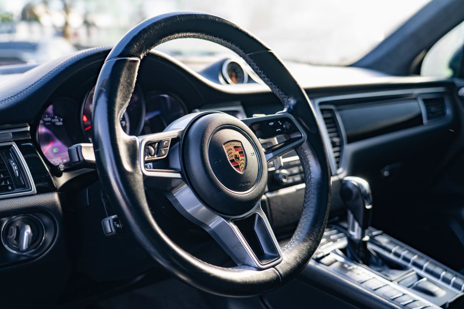 Used 2018 Porsche Macan Turbo AWD/4WD image 17