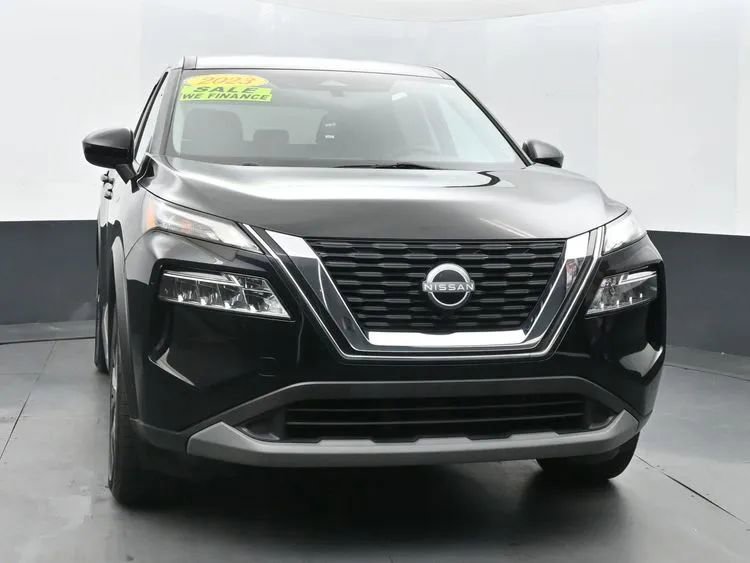 Used 2023 Nissan Rogue SV image 3