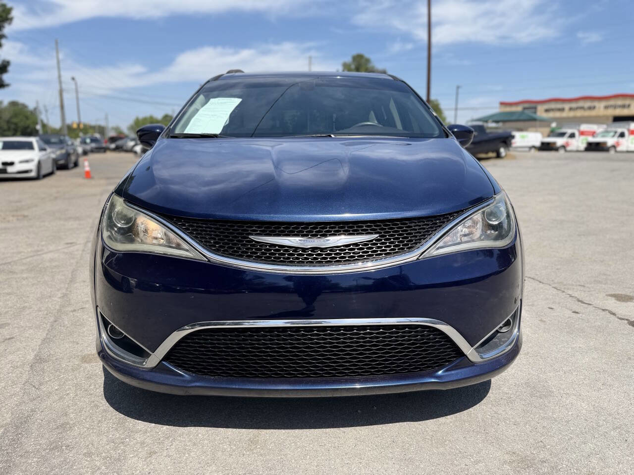 Used 2017 Chrysler Pacifica Touring-L FWD image 2