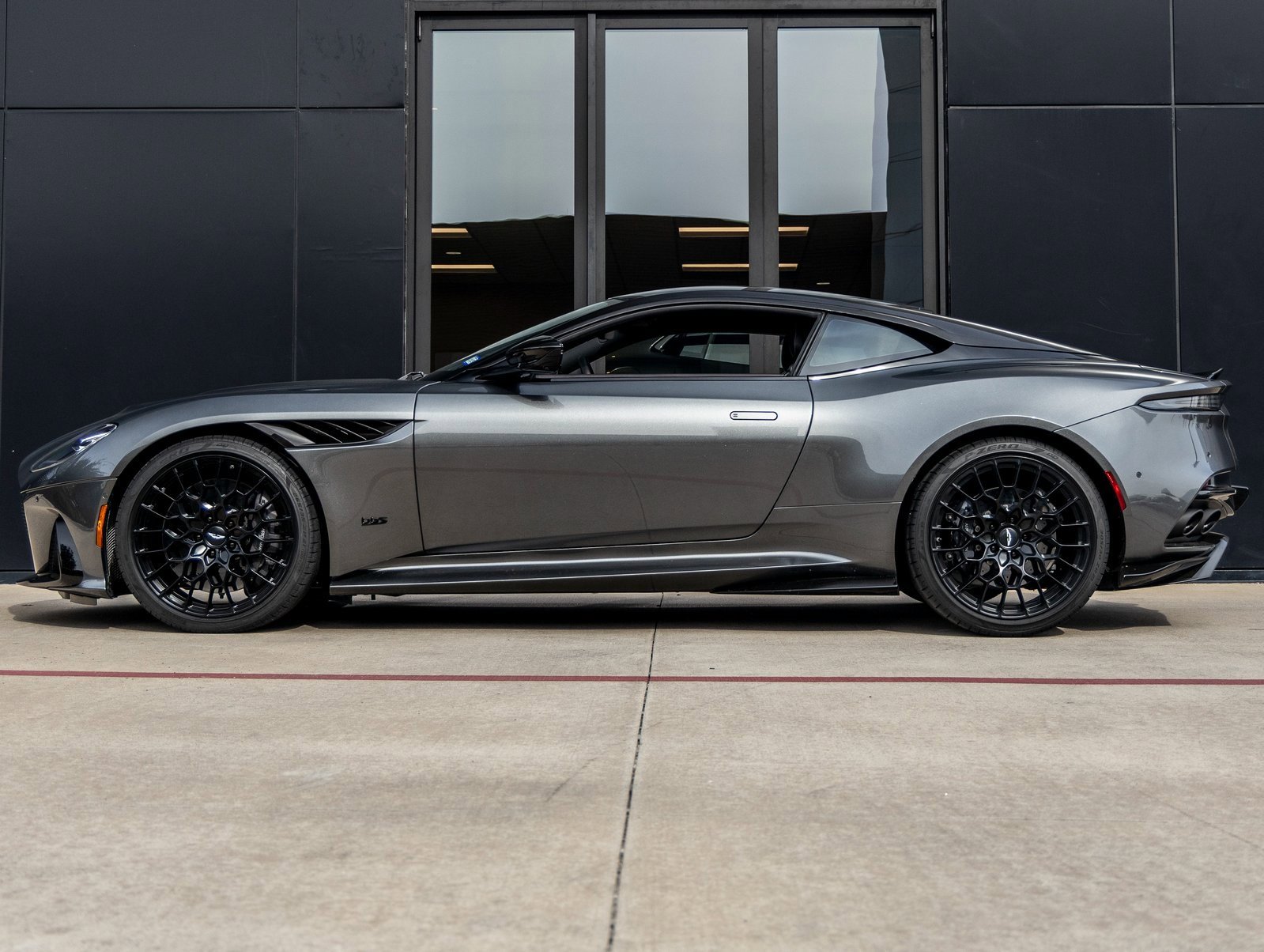 Used 2023 Aston Martin DBS Coupe image 9