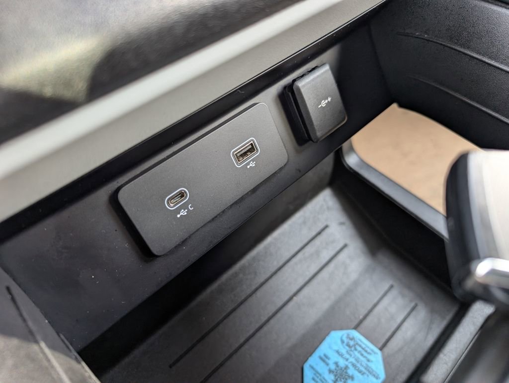 Used 2024 Land Rover Defender 110 S image 32