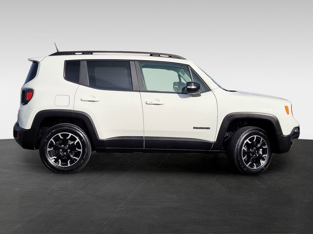 Used 2023 Jeep Renegade Latitude AWD/4WD image 3