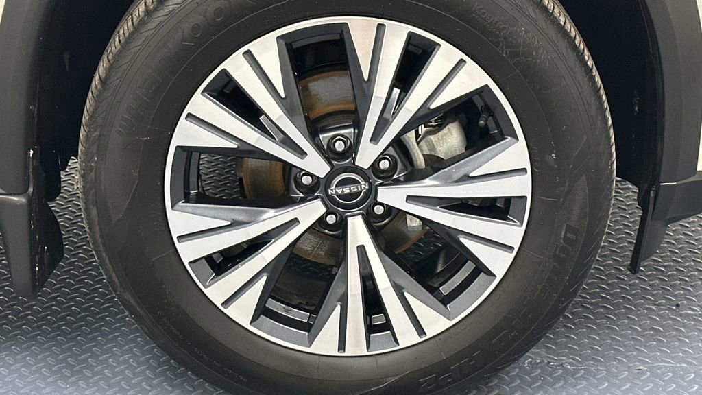 Certified 2022 Nissan Rogue SV w/ SV Premium Package image 19