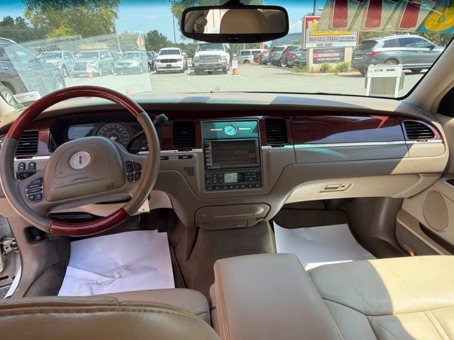 Used 2004 Lincoln Town Car Ultimate RWD image 12