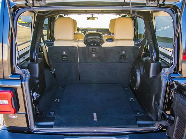 Used 2018 Jeep Wrangler Unlimited Sahara AWD/4WD image 13