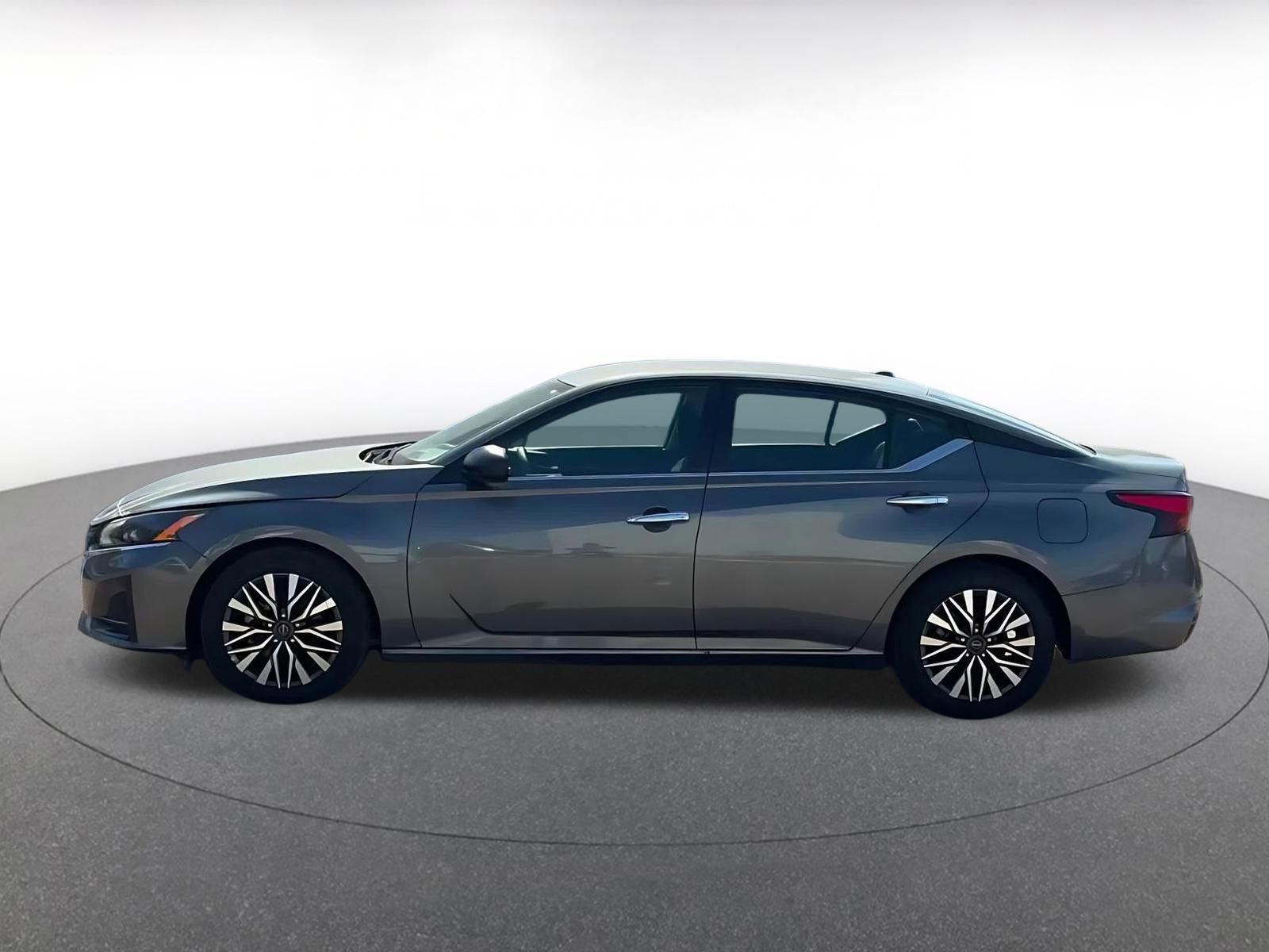 Used 2025 Nissan Altima 2.5 SV FWD image 9