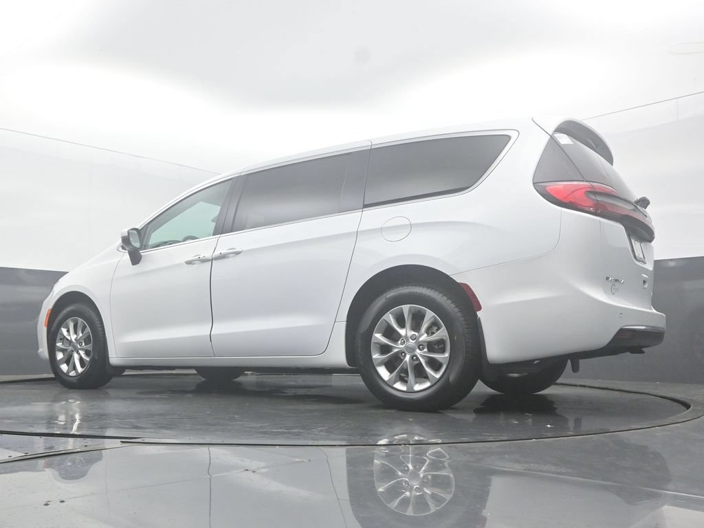Used 2023 Chrysler Pacifica Touring-L AWD/4WD image 59