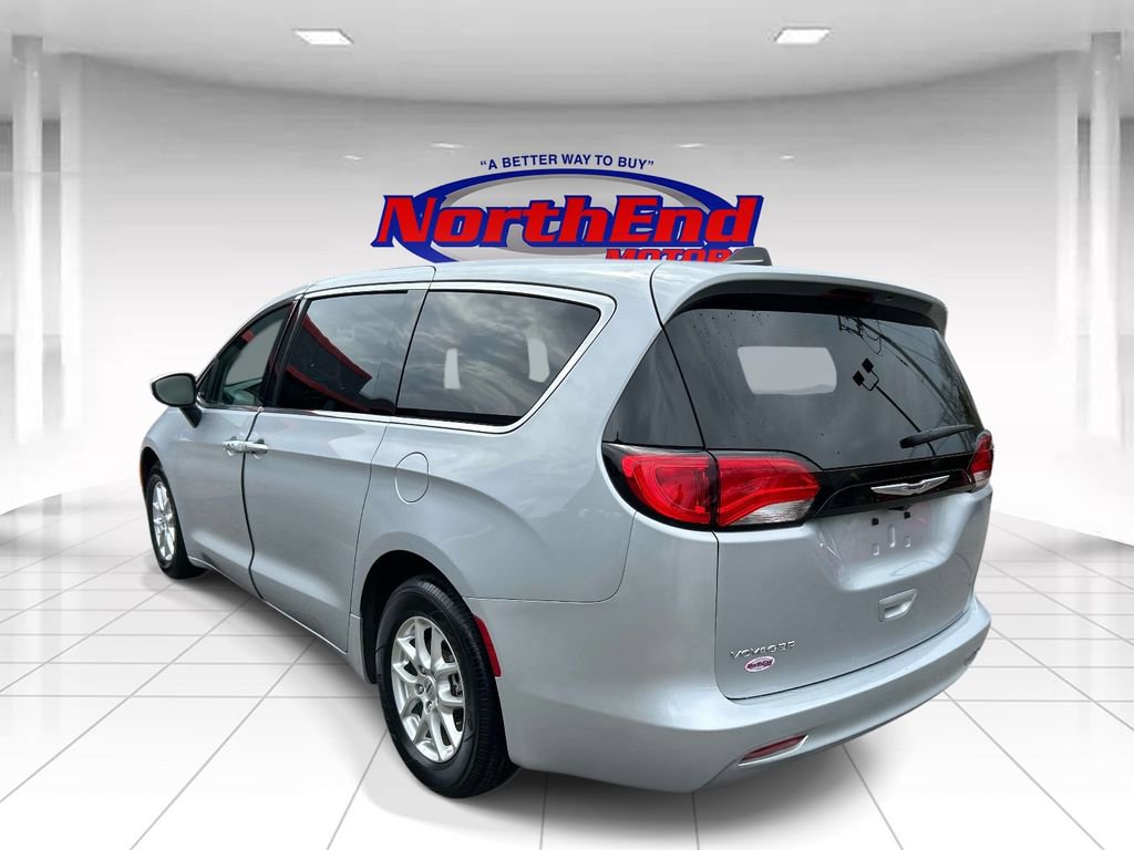 Used 2023 Chrysler Voyager LX FWD image 5