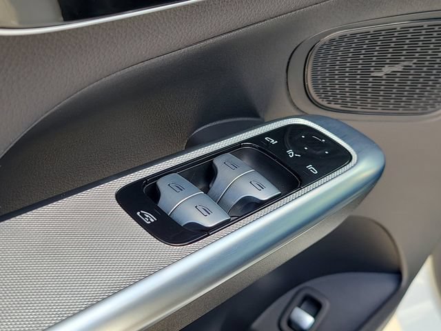 Used 2025 Mercedes-Benz GLC 300 4MATIC image 16