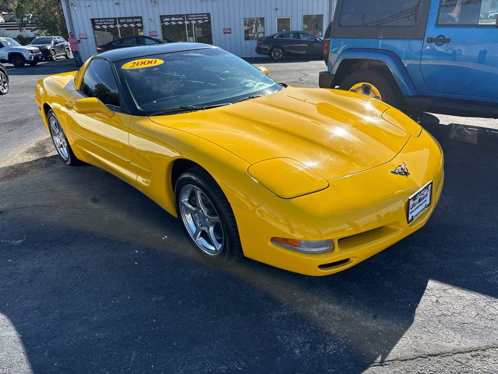 Used 2000 Chevrolet Corvette Coupe w/ Roof Pkg RWD image 1