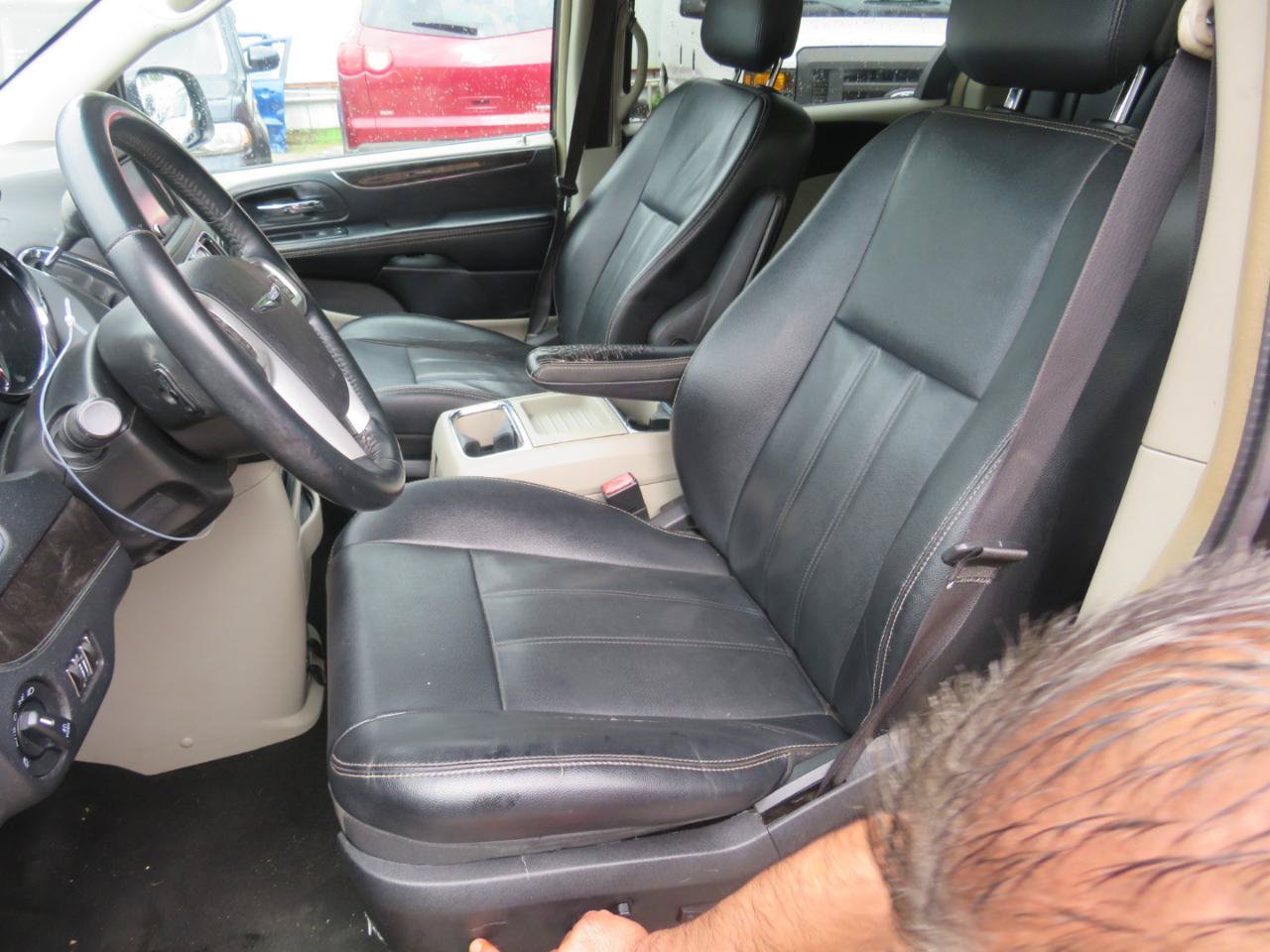 Used 2015 Chrysler Town & Country Touring FWD image 8