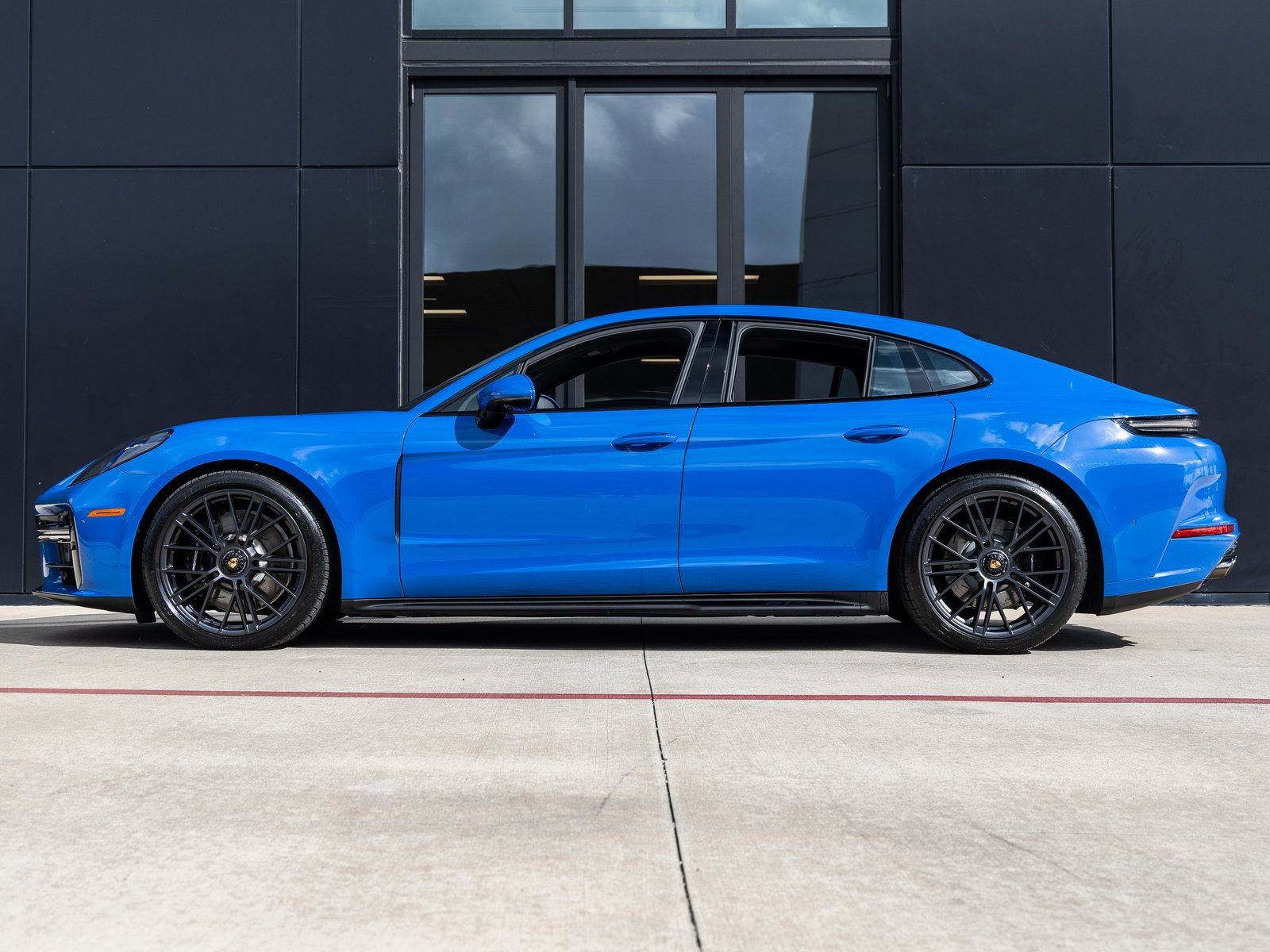 Used 2025 Porsche Panamera GTS image 2