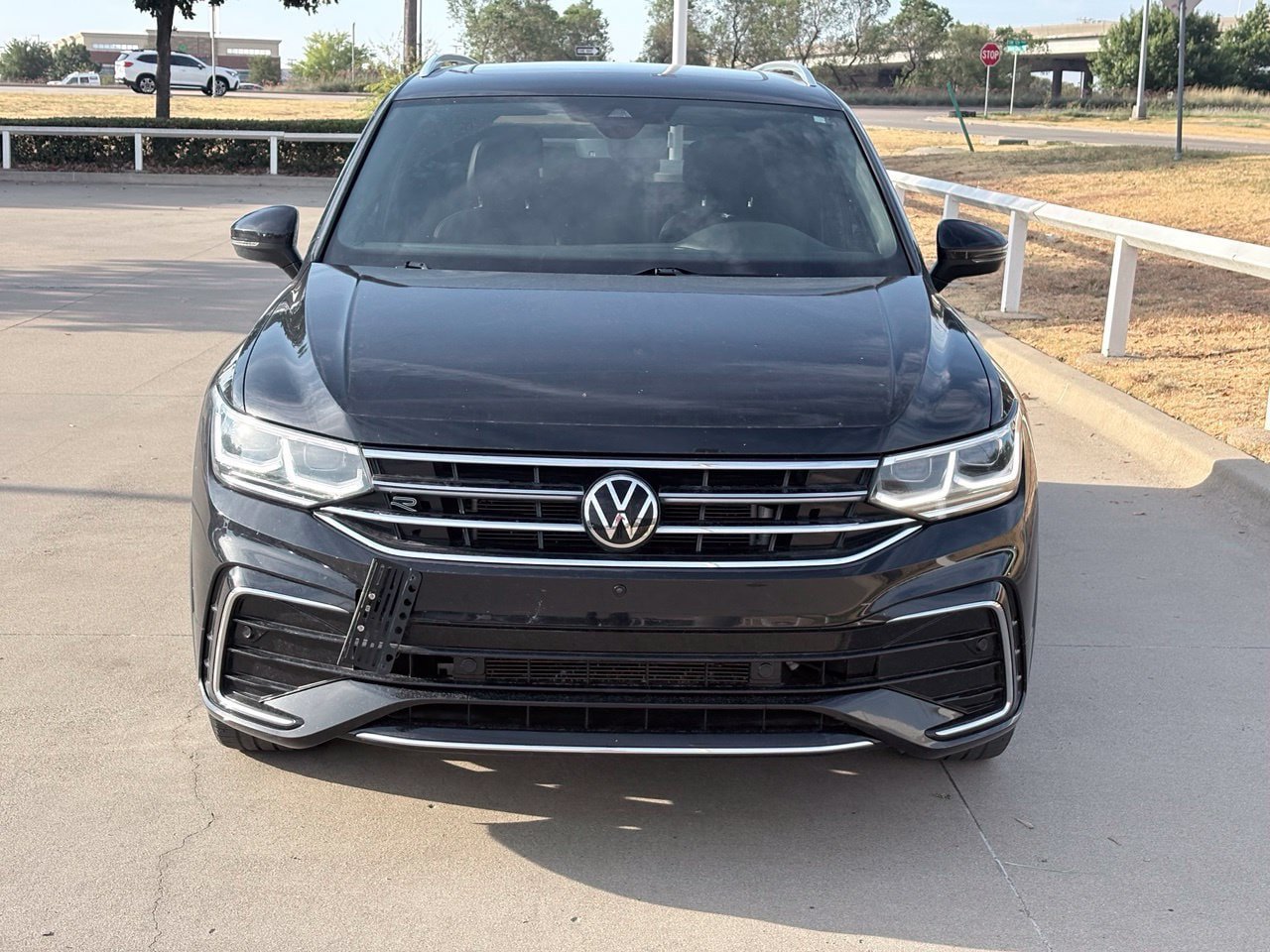 Used 2022 Volkswagen Tiguan SEL R-Line AWD/4WD image 2