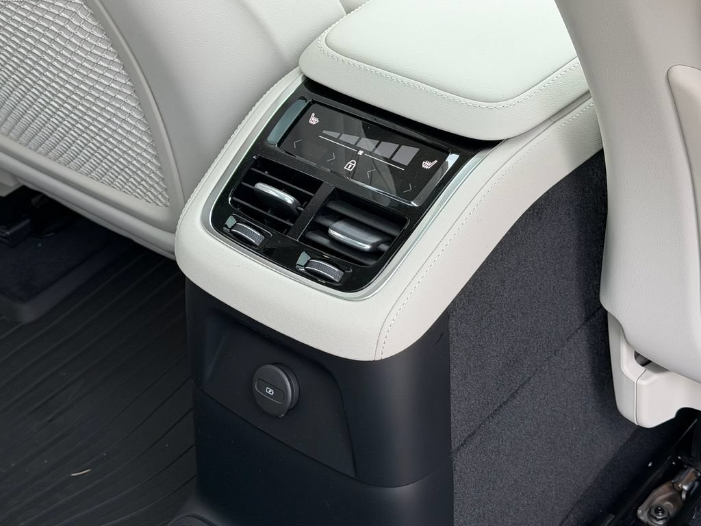 New 2026 Volvo XC90 T8 Ultra w/ Protection Package Premier AWD/4WD image 12