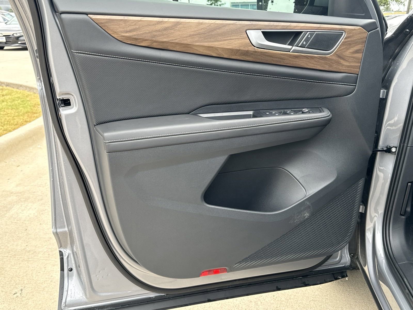 Certified 2026 Volkswagen Atlas SE image 7