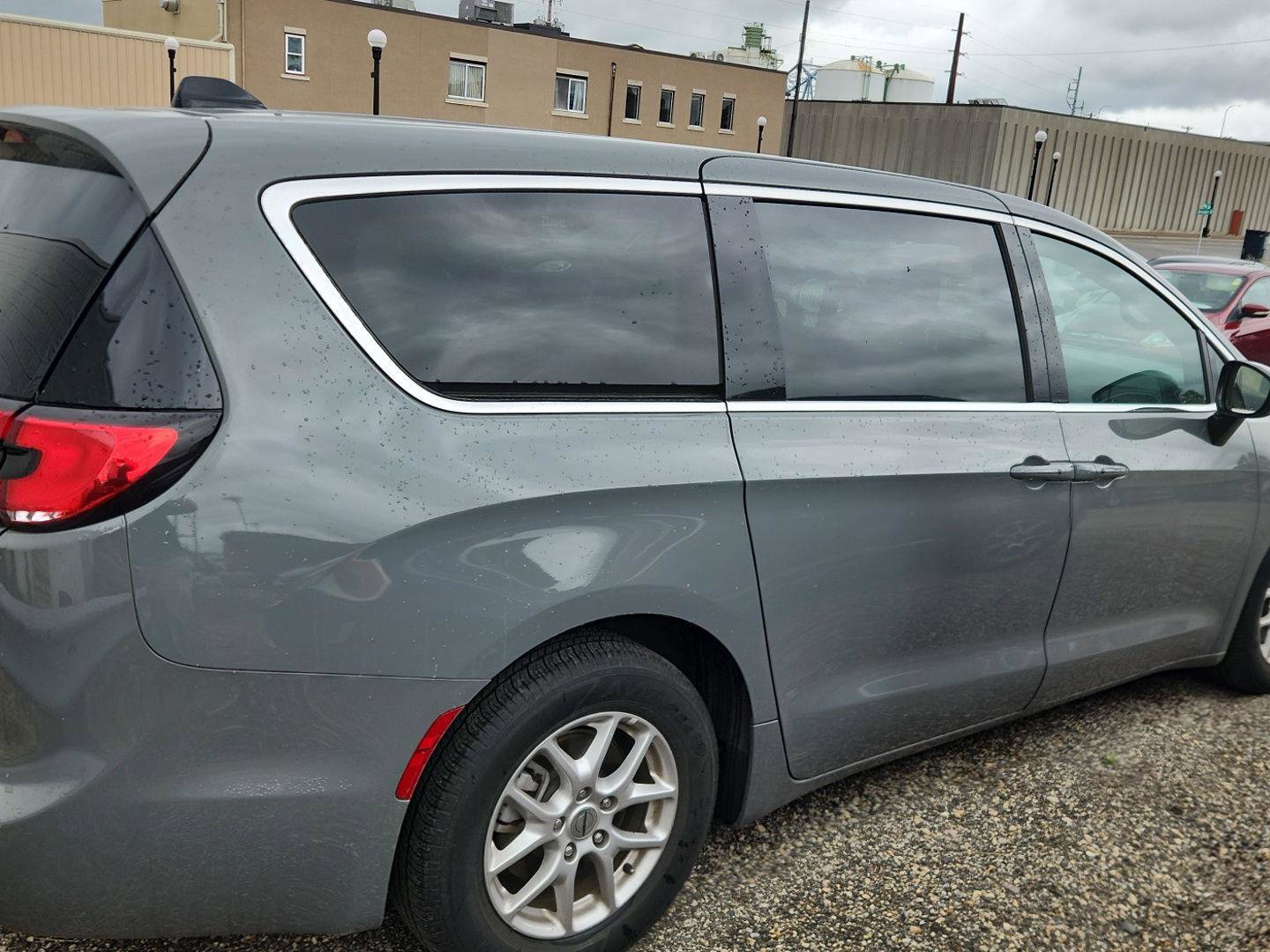 Used 2025 Chrysler Pacifica Select FWD image 4