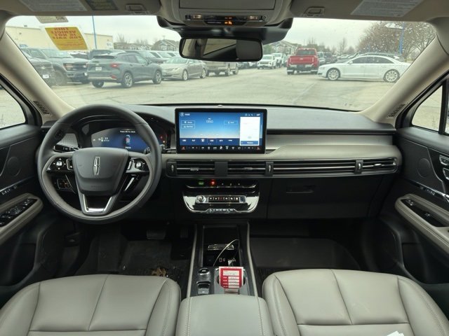 Used 2025 Lincoln Corsair AWD image 11