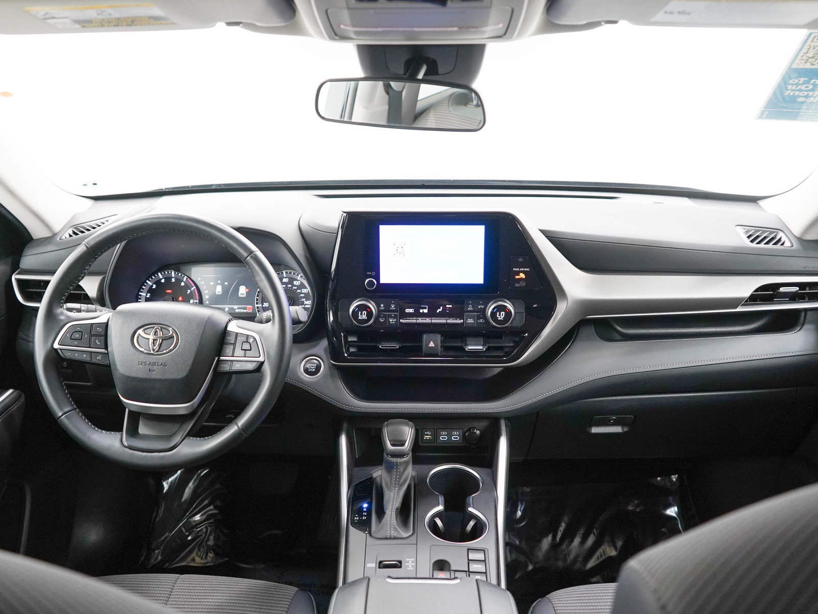 Used 2024 Toyota Highlander LE FWD image 13