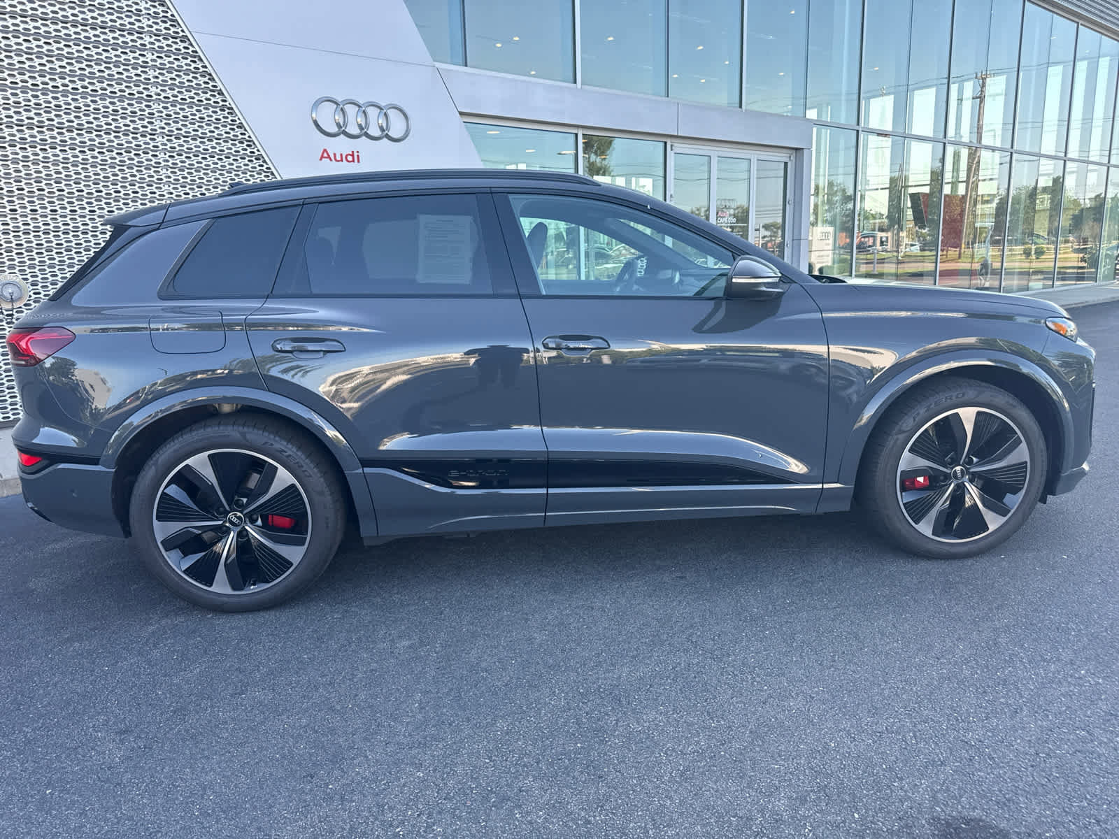 Used 2025 Audi SQ6 e-tron Prestige w/ Black Edition One image 9