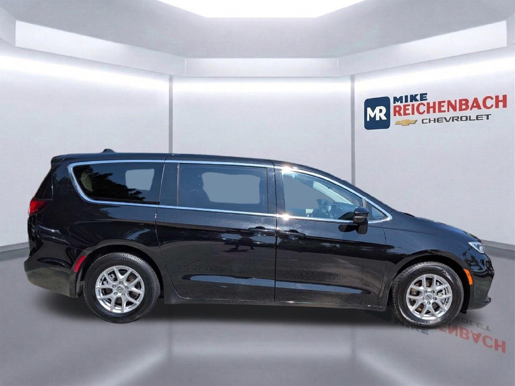 Used 2024 Chrysler Pacifica Touring-L FWD image 3