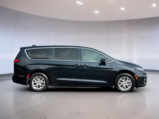 Used 2023 Chrysler Pacifica Touring-L FWD image 3