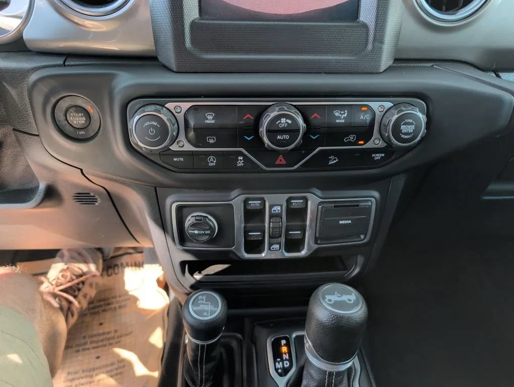 Used 2018 Jeep Wrangler Unlimited Sahara AWD/4WD image 10
