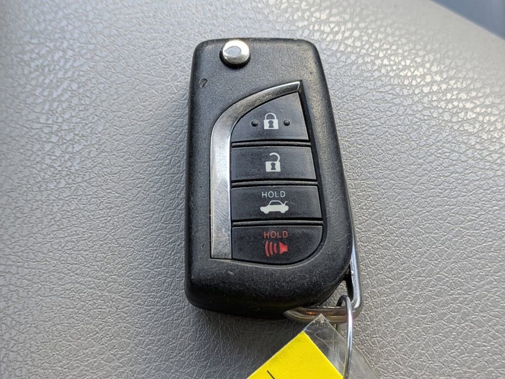 Used 2020 Toyota Camry SE image 29