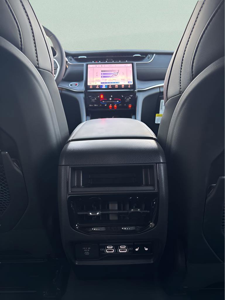 New 2025 Jeep Grand Cherokee Limited image 32