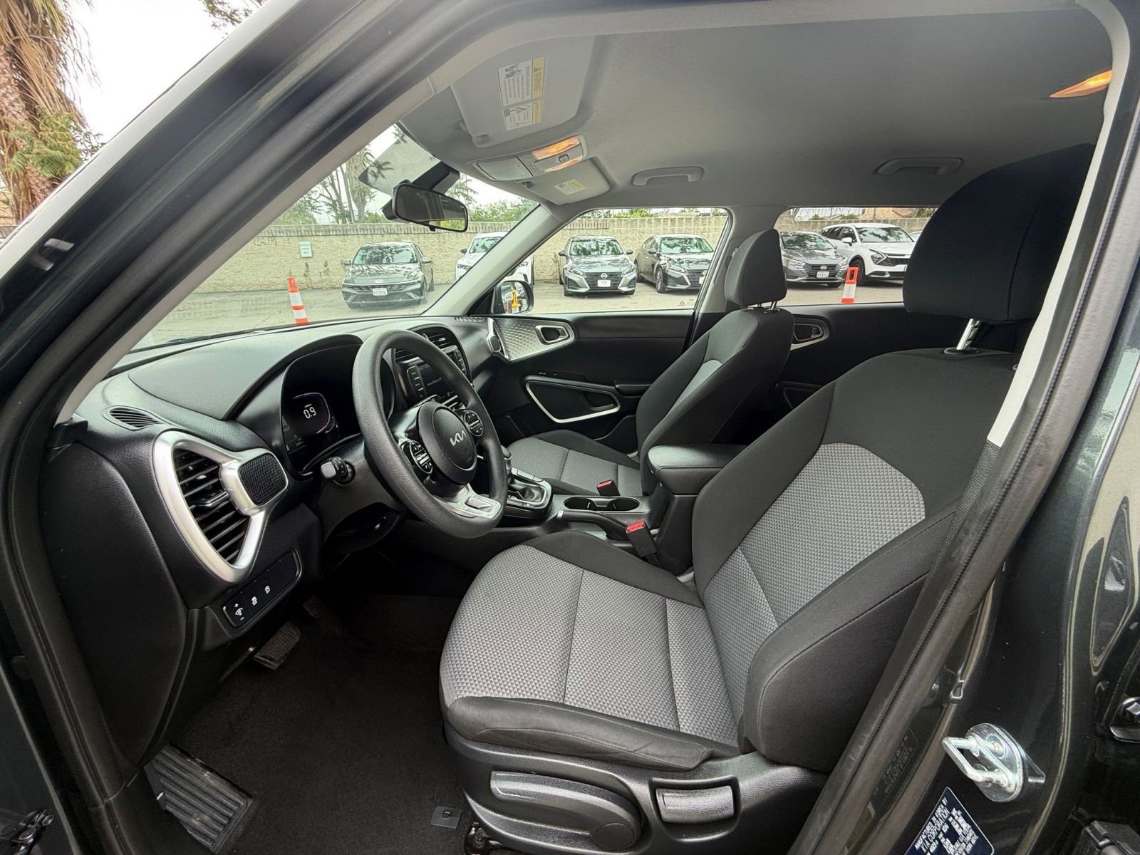 Used 2025 Kia Soul LX w/ LX Technology Package FWD image 24