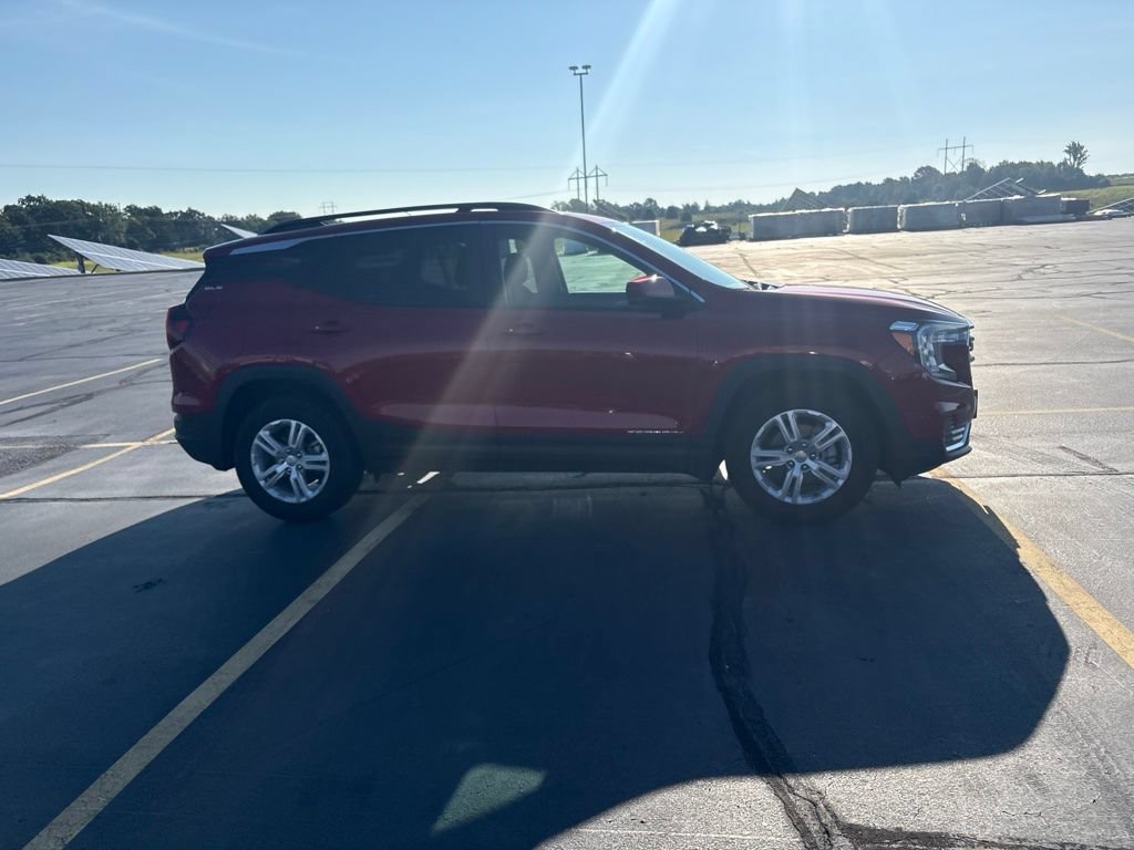 Used 2024 GMC Terrain SLE w/ Driver Convenience Package FWD image 8