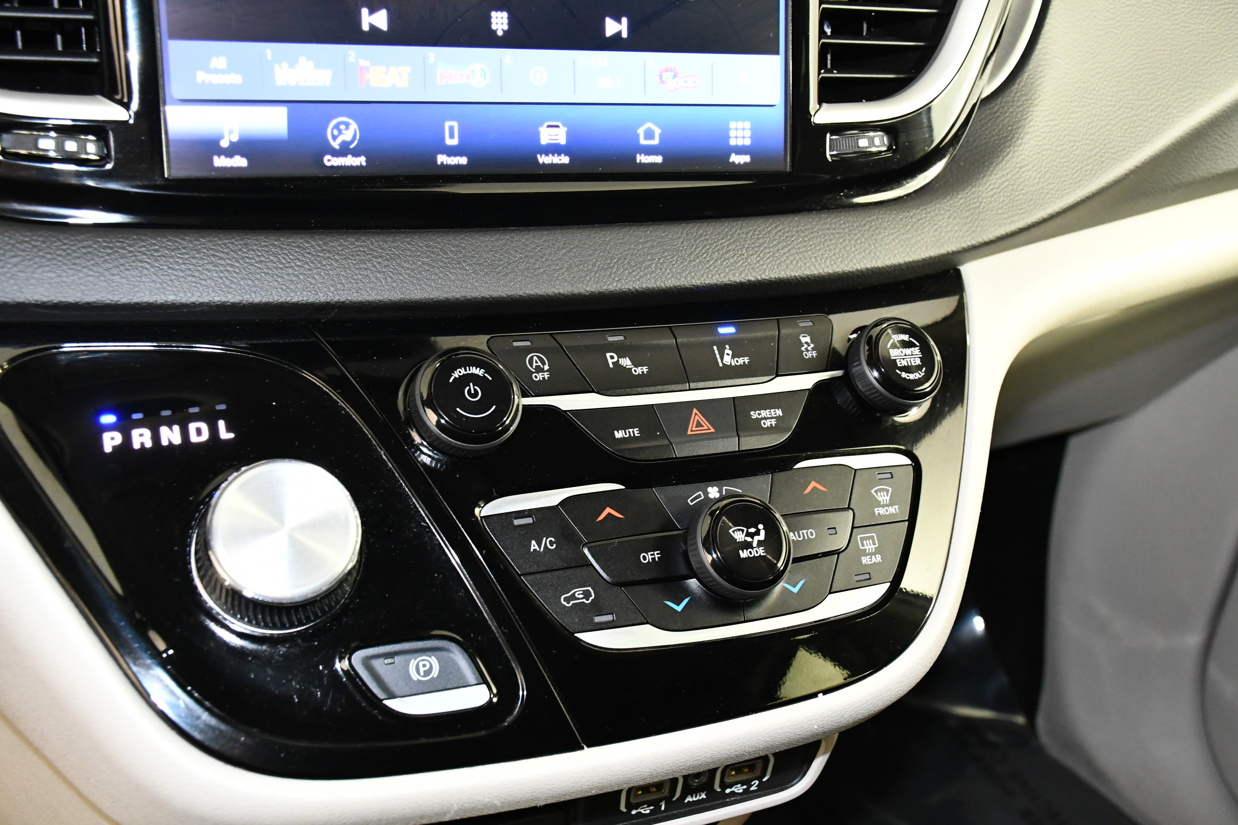 Used 2024 Chrysler Pacifica Touring-L image 29