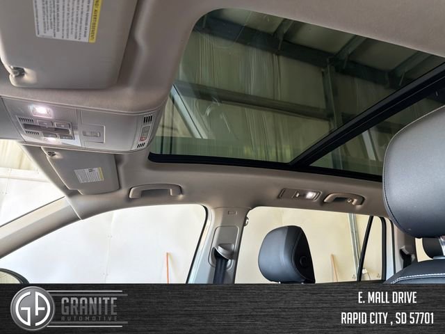 Used 2024 Volkswagen Tiguan SE w/ Panoramic Sunroof Package image 21