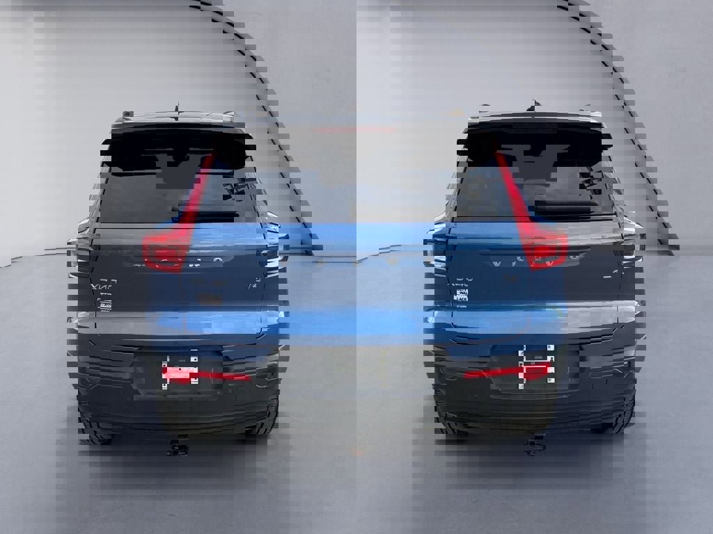 Used 2021 Volvo XC40 T4 R-Design w/ Advanced Package image 4